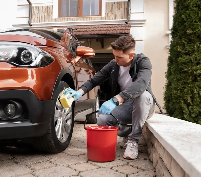 Lavage auto à domicile Saint-Jorioz : professionnel intervenant sur un véhicule